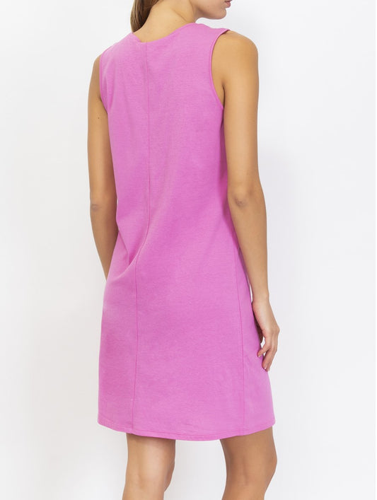 Verdissima's short nightgown features wide shoulder straps adorned with macro-flower motif lace inserts for an updated, modern look.