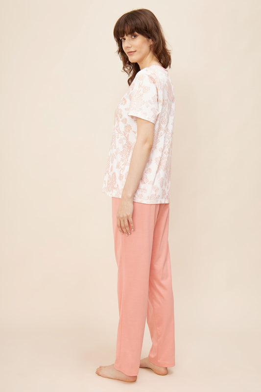 Made from thin and soft interlock fabric, the two-piece pajama set from Rösch's Smart Casual collection boasts a minimalistic design, elegant color scheme and chic print.