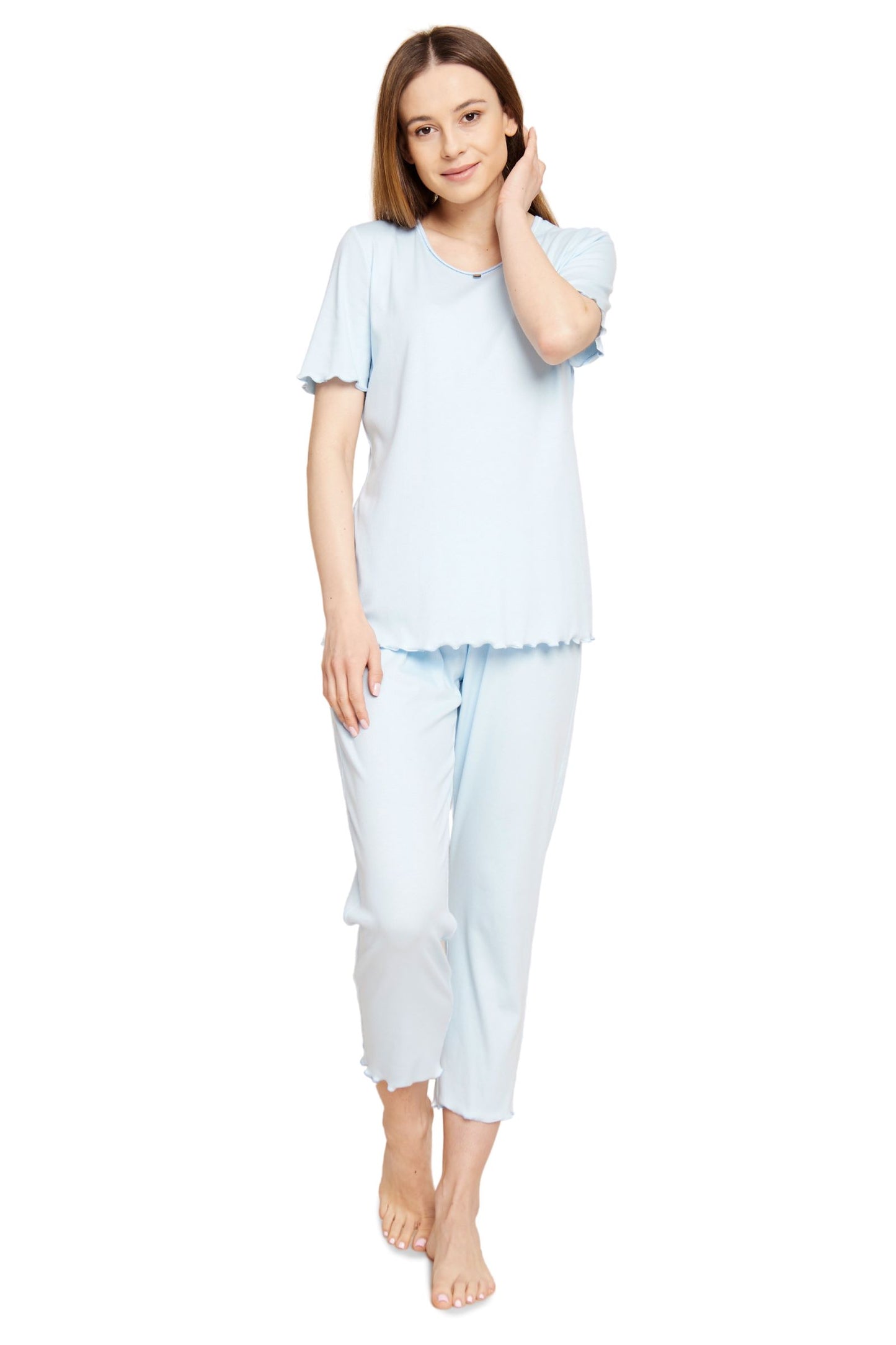 This smart casual pajama set from Rösch is composed of a light, soft, and elastic fine-rib fabric, a combination of cotton and modal that provides breathability, smoothness, and durability. The combination of the two fibers offers superior thermal regulation and superior comfort during sleep, as well as full freedom of movement for a precise fit.