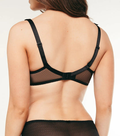 The Louisa Bracq foulard bra from the Claddagh line adopts the name from the timeless Claddagh ring.