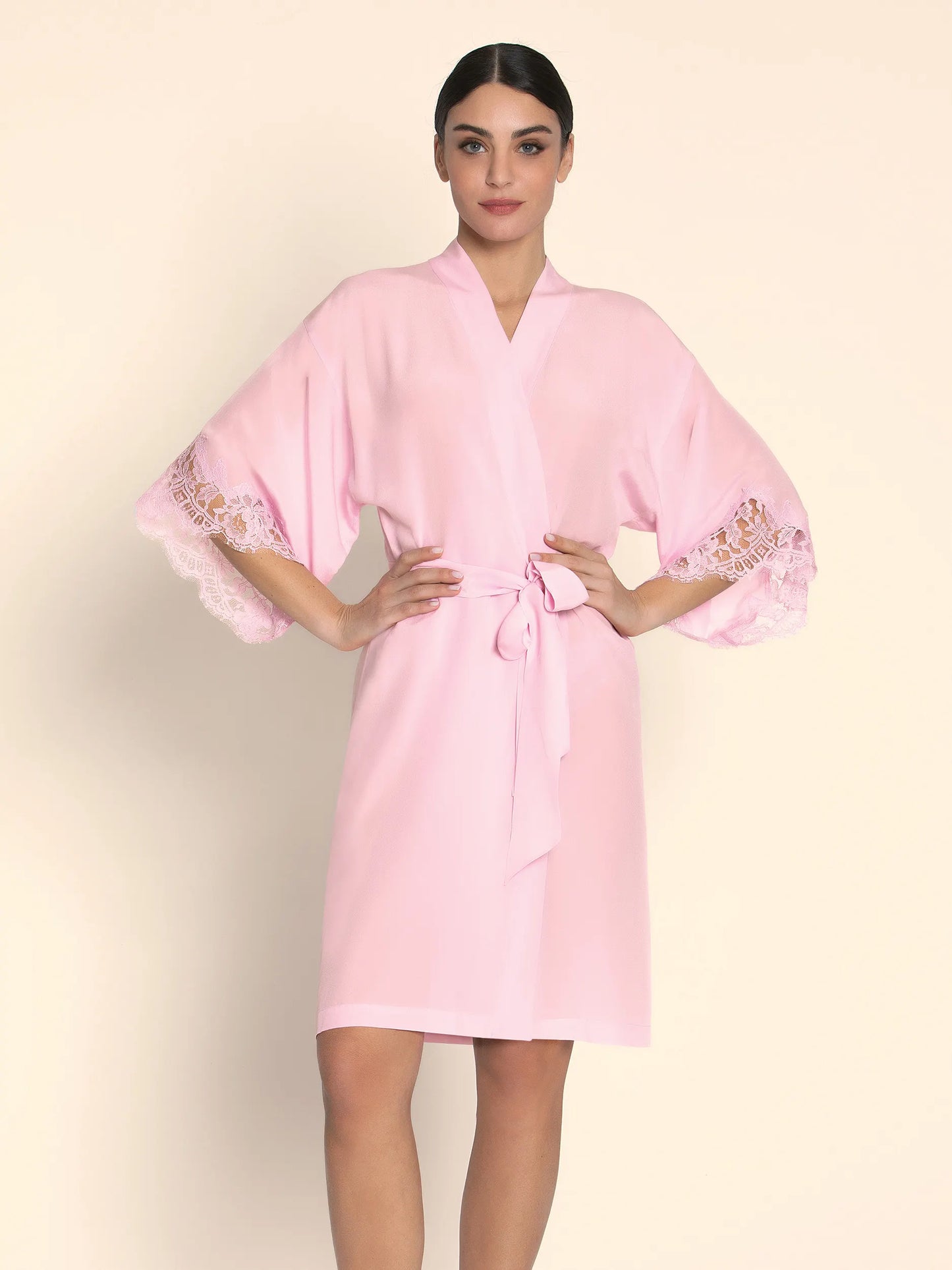 DÉESSE EN GLAM Short Robe