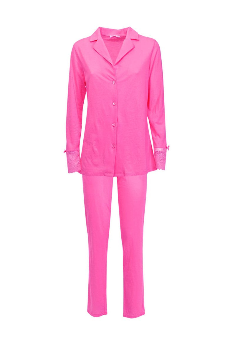 Verdissima's pajama set flaunts a macro-flower motif lace insert, delivering a modern yet elegant design. 