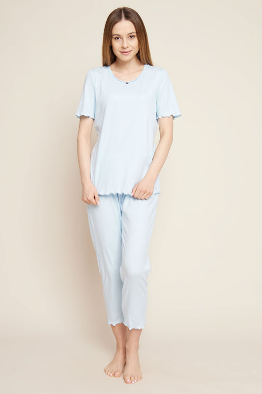 This smart casual pajama set from Rösch is composed of a light, soft, and elastic fine-rib fabric, a combination of cotton and modal that provides breathability, smoothness, and durability. The combination of the two fibers offers superior thermal regulation and superior comfort during sleep, as well as full freedom of movement for a precise fit.