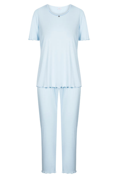 This smart casual pajama set from Rösch is composed of a light, soft, and elastic fine-rib fabric, a combination of cotton and modal that provides breathability, smoothness, and durability. The combination of the two fibers offers superior thermal regulation and superior comfort during sleep, as well as full freedom of movement for a precise fit.